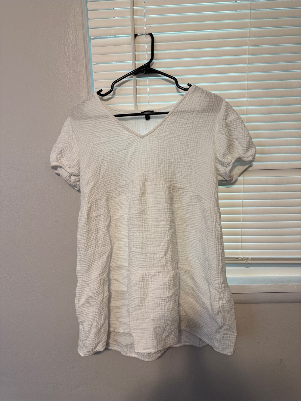 Express White Textured V-Neck Short Sleeve Tunic